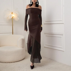 Détail d'une robe en maille chocolatée à épaules dénudées et silhouette moulante