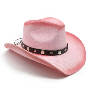 Détail d'un chapeau de cowboy rose tissé avec bords dégradés et bandeau en cuir clouté