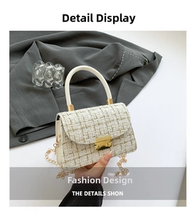 Détail du sac bandoulière en tweed avec chaîne dorée et fermoir métallique carré