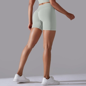 Detail van naadloze saliegroene yoga shorts met hoge taille en liftend naadontwerp