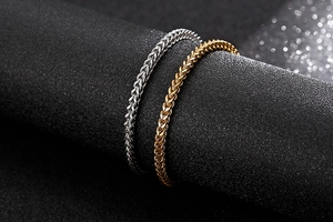 Détail macro de bracelets chaîne épi dorés et argentés avec texture tissée complexe