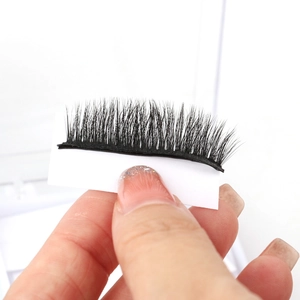Faux cils autocollants en fibres synthétiques noires sur carte pour un regard naturel