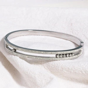 Gros plan d'un bracelet en acier titane argenté à double rangée de cristaux brillants