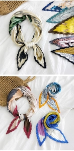 Dettaglio di piccoli foulard plissettati con fantasie artistiche e vari colori