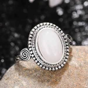 Vintage Punk Ring mit ovalem Mondstein in Antik-Silber auf natürlichem Steinhintergrund