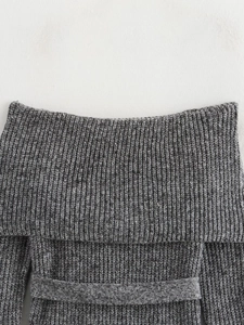 Dettaglio della trama a coste grigio scuro di un maglione con spalle scoperte