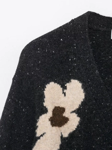 Nahaufnahme der schwarzen Strickjacke mit Blumen-Jacquard und feiner Texturdetails