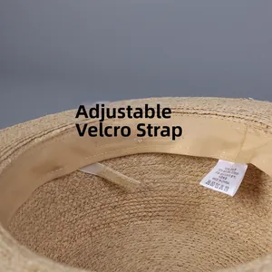 Détail de la bande velcro réglable et de l'étiquette à l'intérieur du chapeau en raphia