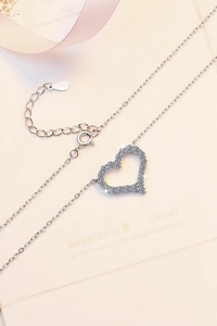 Vue détaillée du collier coeur en argent S925 avec cristaux brillants micro-pave