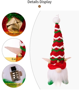 Détails du gnome de Noël montrant la clochette, les oreilles et le compartiment pile