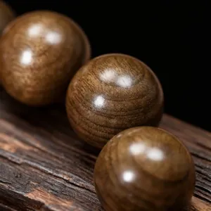 Bracciale in legno di Phoebe Zhennan scuro lucidato con venature naturali e stile zen