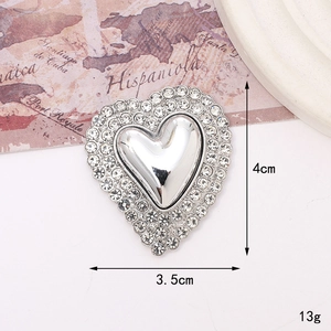 Silver heart-shaped rhinestone brooch with dimensions 3.5cm x 4cm and weight 13g detail