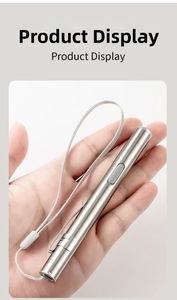 Détail d'une lampe stylo médicale argentée avec interrupteur et dragonne
