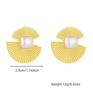 Golden fan-shaped earrings with central white pearl and brushed metal texture finish