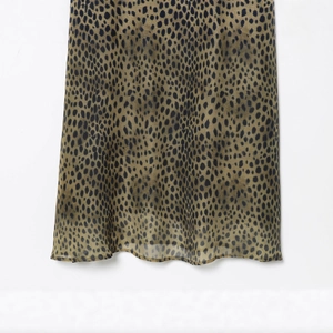 Leichtes Chiffonkleid mit Leopardenmuster, fließender Stoff und gewelltem Saumdetail