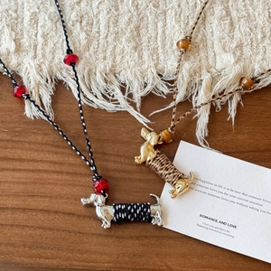 Collier artisanal en corde de coton avec pendentif créatif en céramique teckel mignon