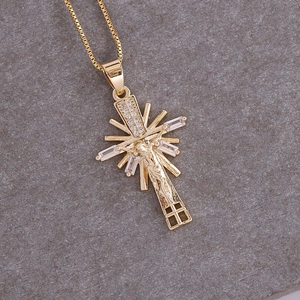 Collana con croce placcata oro 18K con micro zirconi incastonati e dettaglio crocefisso