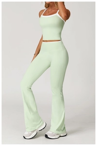 Detail van mintgroene yogaset met witte contrastranden op haltertop en uitlopende broek