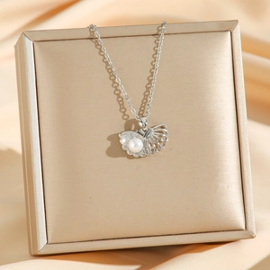 Élégant collier en forme de coquillage avec diamants sertis et perle blanche en argent