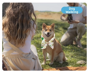 Dettaglio di uno Shiba Inu che indossa una sciarpa rinfrescante traspirante con stampa avocado