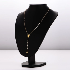 Collier religieux avec chaîne dorée, perles beiges, médaille de Marie et pendentif croix