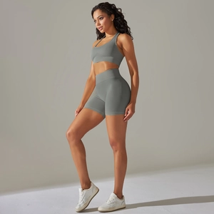 Dettaglio del tessuto in maglia senza cuciture grigio su reggiseno sportivo e pantaloncini