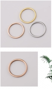 Makro-Detail von minimalistischen Edelstahlringen in Gold, Roségold und Silber-Finish