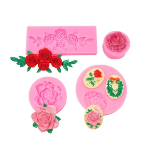 Detailansicht der 3D-Rosen-Silikonformen mit verschiedenen floralen Ergebnissen