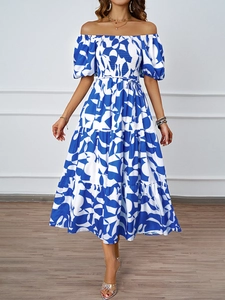 Détail des manches bouffantes dénudées et imprimé fleuri sur robe d'été bleue