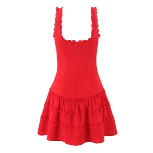 Vestido corto floral rojo sin mangas con falda de volantes y espalda descubierta