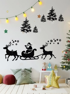 Détail de stickers muraux silhouette noire Père Noël et rennes sur le mur de chambre enfant