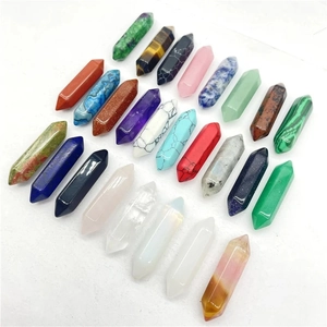Set aus 24 bunten, doppelspitzigen hexagonalen Kristallsäulen für Yoga und Schmuck