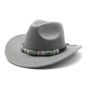 Détail d'un chapeau en feutre de laine gris avec pierre vintage et ruban tressé métal