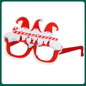 Détail de lunettes de Noël rouges avec cannes de bonbon et petits gnomes de fête