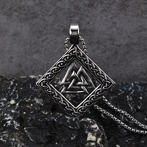 Détail du pendentif Viking Valknut avec motifs ajourés complexes sur une surface rocheuse