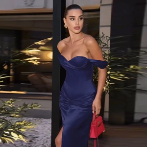 Détail de l'encolure à épaules dénudées et fente latérale sur cette robe de soirée satin