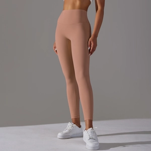 Gros plan sur le legging de yoga taille haute rose nude avec effet push-up et tissu lisse