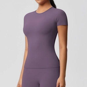 Gros plan du haut de yoga violet ajusté à manches courtes en tissu brossé et élastique