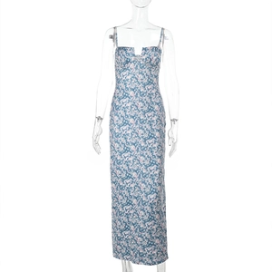 Détail de l'imprimé fleuri bleu et de la coupe ajustée sur une robe longue à fines bretelles