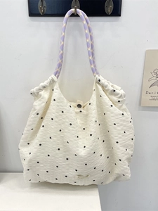 Sac fourre-tout en mousseline fleurie avec cerises et anses tissées pour le quotidien