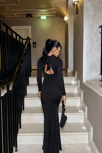 Vue arrière d'une robe longue noire dos nu avec un nœud élégant à l'arrière du cou
