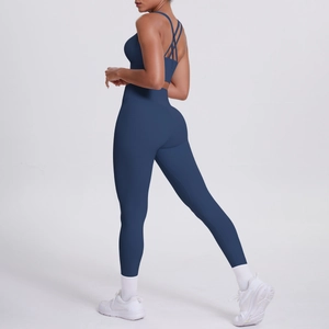 Détail de l'ensemble de yoga bleu marine montrant le dos croisé et la taille haute