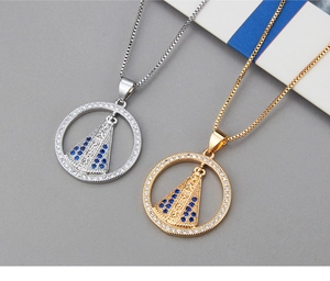Détails des pendentifs de la Vierge Marie avec cristaux colorés sur chaînes dorées