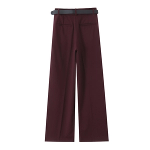 Détail de l'arrière du pantalon large bordeaux avec ceinture noire sur fond blanc