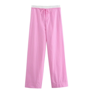 Dettaglio dei pantaloni a righe rosa con elastico in vita, coulisse bianca e bottoni