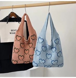 Sacs cabas en tricot avec motifs de cœurs 3D texturés en rose et bleu clair
