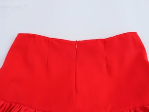 Détail de la mini-jupe rouge avec fermeture éclair invisible au dos et ourlet volanté