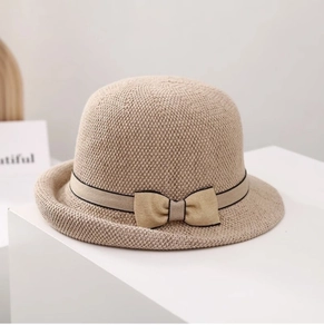 Dettaglio cappello parasole beige con trama a maglia e fiocco elegante