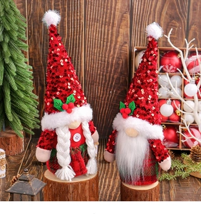 Détail de deux gnomes de Noël avec chapeaux à paillettes rouges et motifs à carreaux