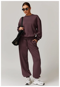 Détail d'un ensemble sweat à col rond et jogging violet foncé porté par un mannequin